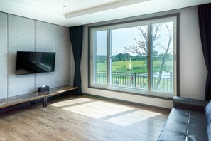 Village Type President (No Cooking Allowed) | Area keluarga | Televisi LED 55-inci dengan saluran TV digital dan TV