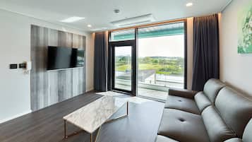 Hotel Type Royal (No Cooking Allowed) | Coin séjour | Télévision LED de 55 pouces avec chaînes numériques, télévision