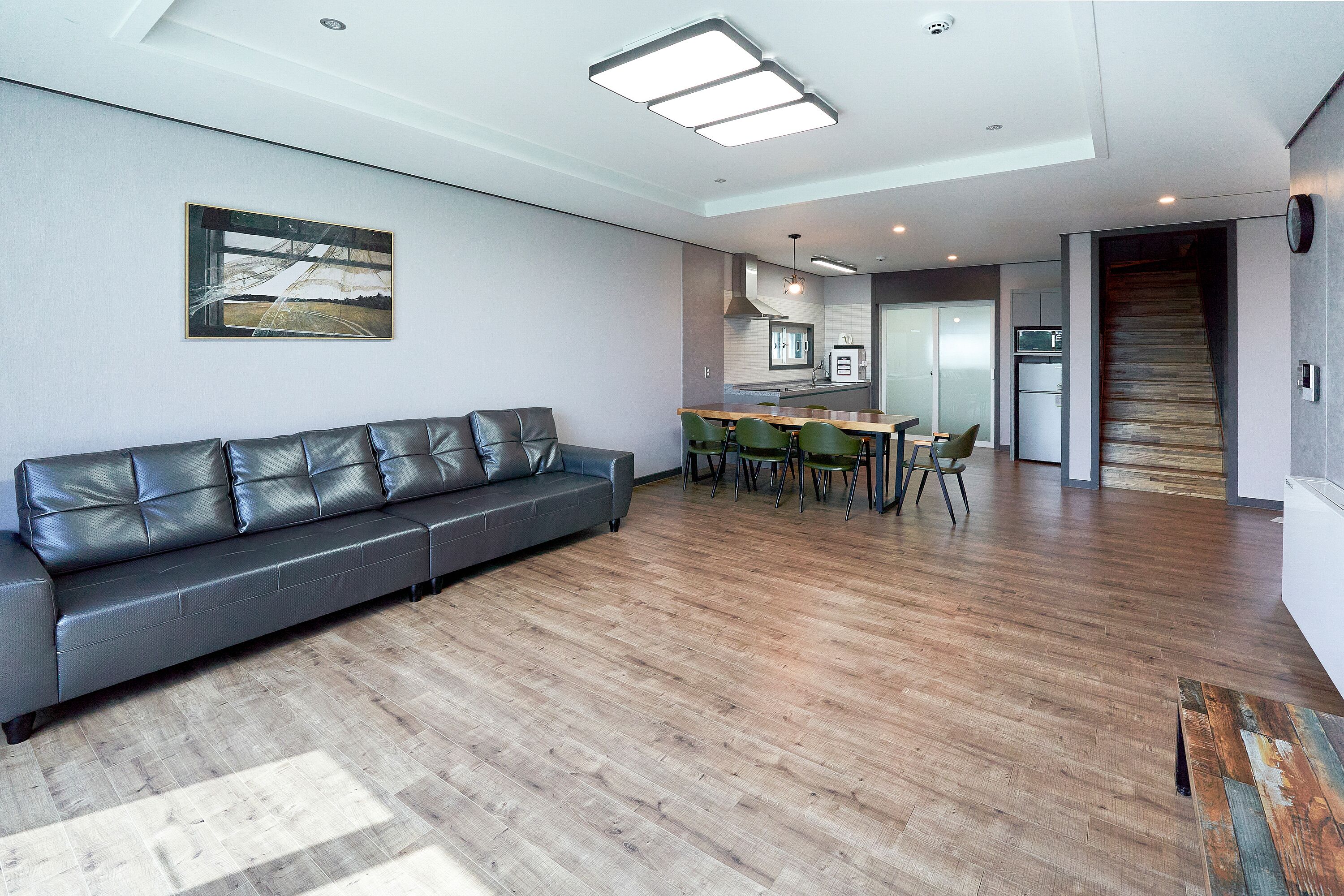 빌리지동 프레지던트 (취사 불가) | 거실 공간 | 디지털 채널 시청이 가능한 55인치 LED TV, TV, 바닥 난방/온돌