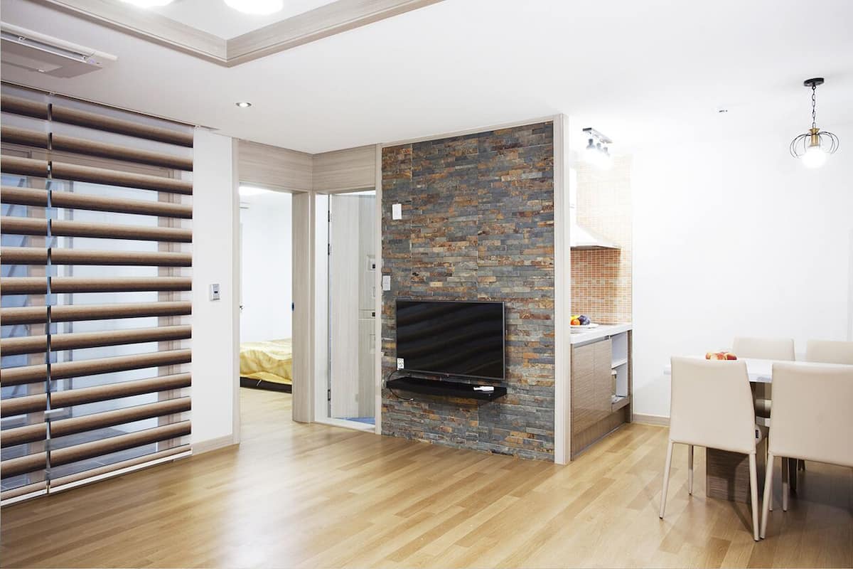 Una sala de estar moderna con chimenea, un comedor y una cocina.