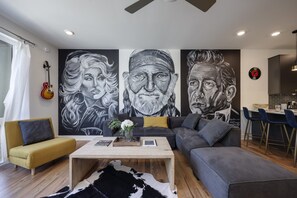 Smart-TV, Bücher, Musikbibliothek, Stereoanlage