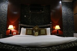 Free WiFi, bed sheets - Safari Hotel Mall Road (Lahore)