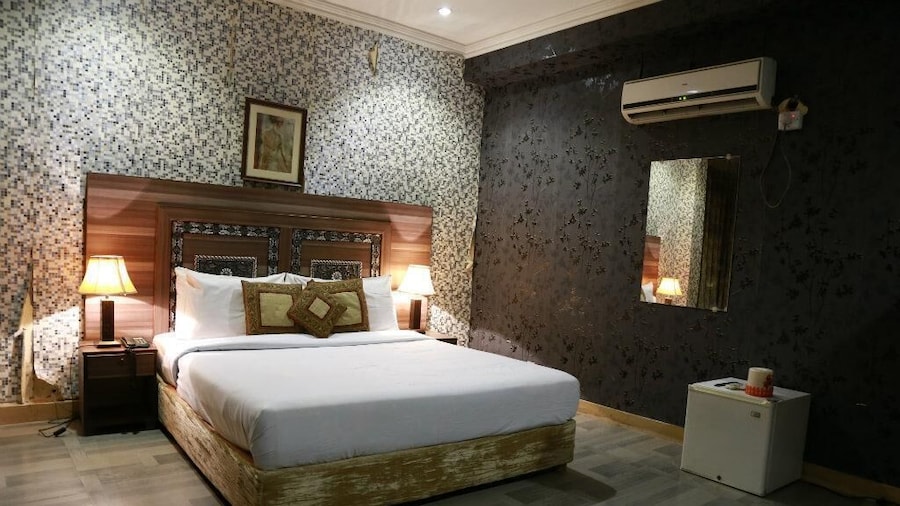 Safari Hotel Mall Road