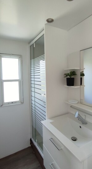 Shower - Bungalow at the foot of the Luberon - 5mn from Etang de la Bonde (Saint-Martin-de-la-Brasque)