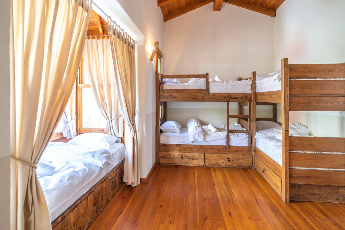 3 bedrooms, premium bedding, WiFi, bed sheets