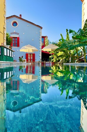 Indoor pool, outdoor pool, open 8:30 AM to midnight, free cabanas - Banana Alaçatı Food & Stay - Adults Only (Cesme)
