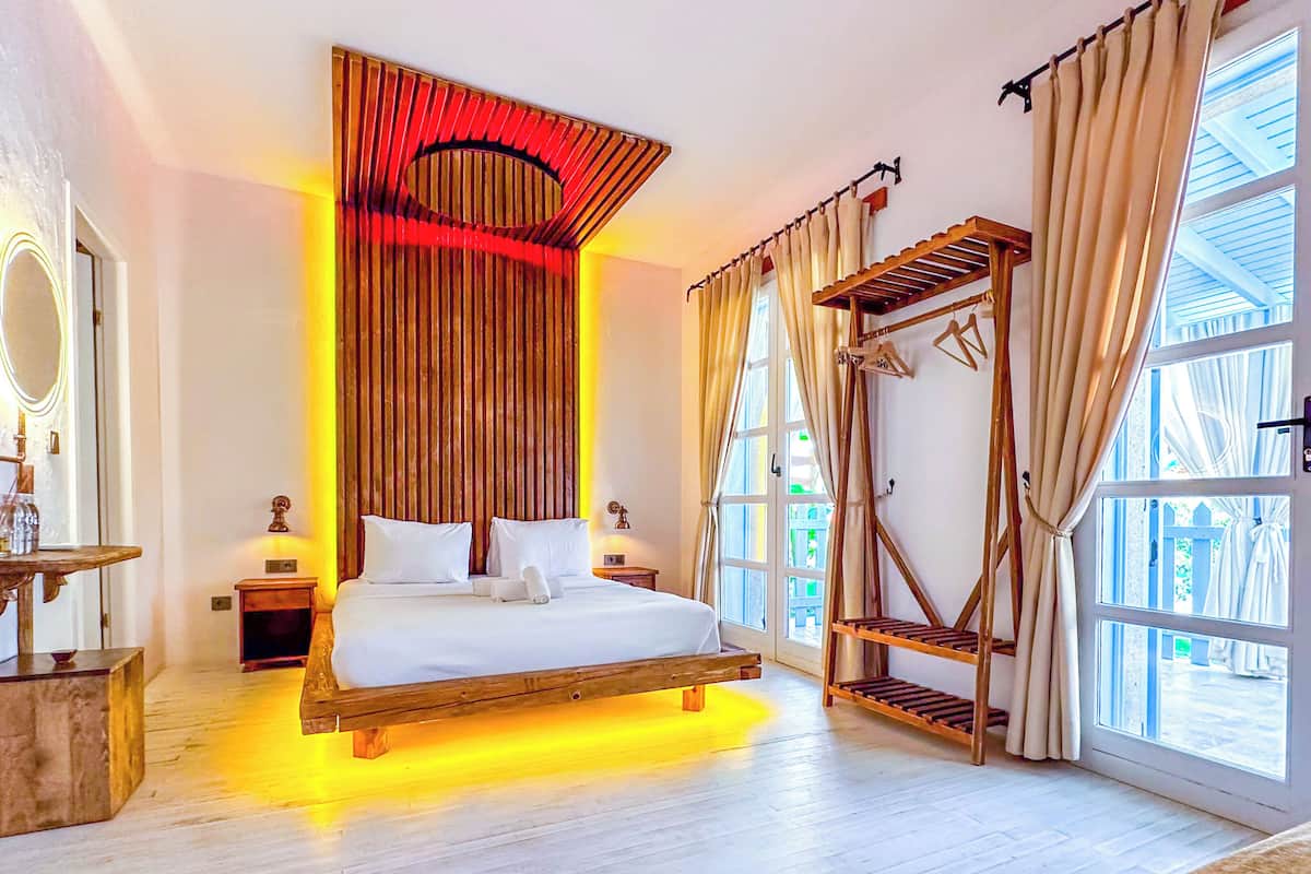 3 bedrooms, premium bedding, WiFi, bed sheets