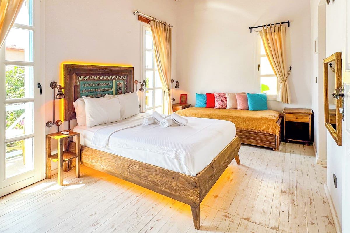 3 bedrooms, premium bedding, WiFi, bed sheets