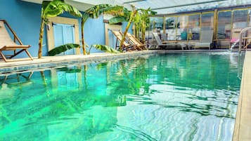 Piscine couverte, piscine extérieure, cabanons gratuits, chaises longues