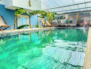 Una piscina cubierta, una piscina al aire libre