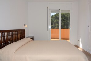 3 bedrooms, iron/ironing board, bed sheets