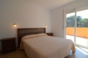 3 bedrooms, iron/ironing board, bed sheets
