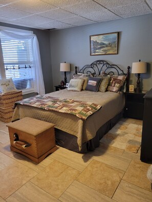 1 bedroom, iron/ironing board, travel crib, free WiFi - Private Room and Living Room on Beautiful Lakefront Getaway (Keytesville)