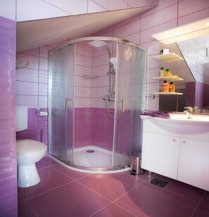 Apartamento (Apartment Cantabile - One Bedroom Apa) | Baño | Ducha y toallas