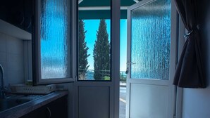 Una cocina con ventana y puerta que da al exterior.