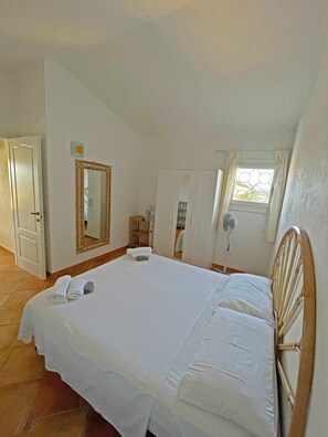 1 camera, ferro/asse da stiro, lenzuola