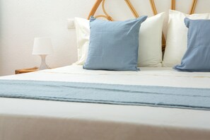 1 quarto, ferros/tábuas de passar roupa, roupa de cama