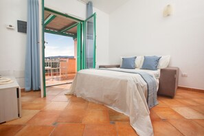 1 slaapkamer, een strijkplank/strijkijzer, beddengoed