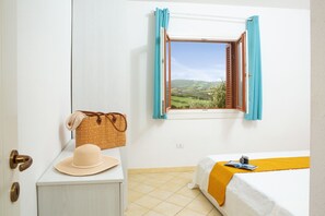 1 dormitorio, tabla de planchar con plancha, ropa de cama