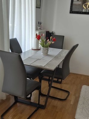 公寓 (One Bedroom apartment) | 客廳 | 電視