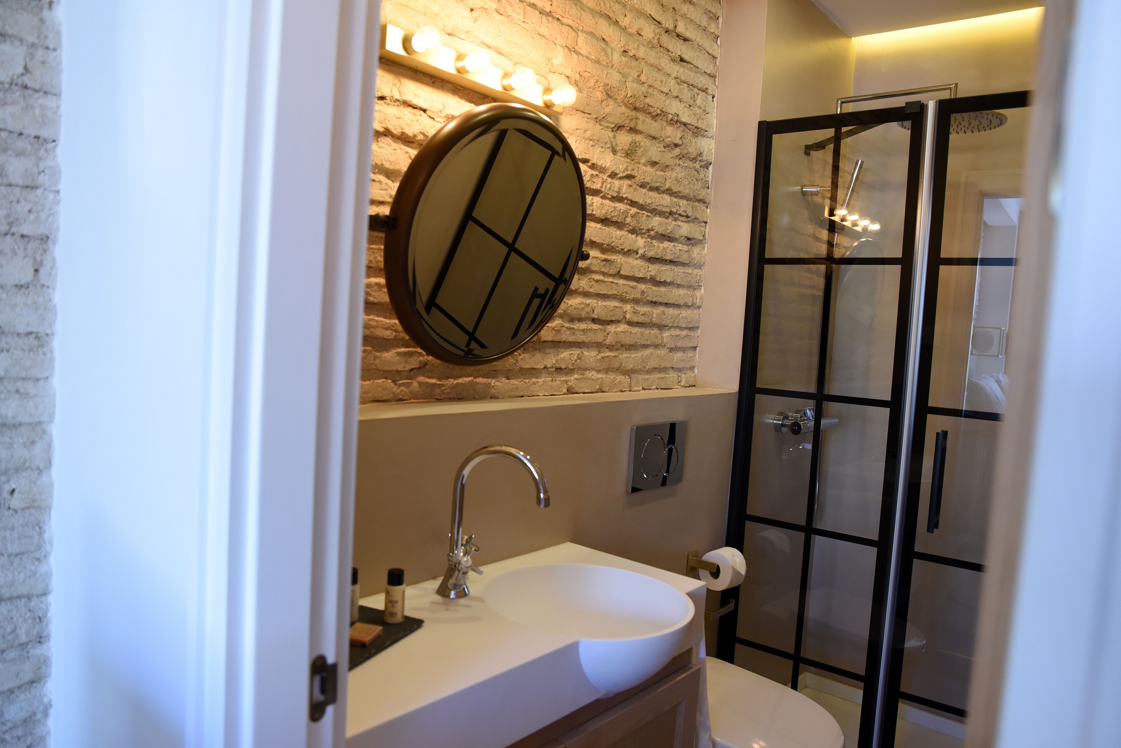 Apartment with Terrace | Baño | Ducha, secador de pelo, toallas y jabón