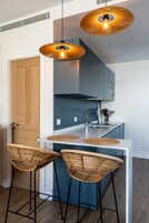 Apartment with Terrace | Cucina privata | Macchina per caffè espresso, mini-frigorifero, microonde, piano cottura