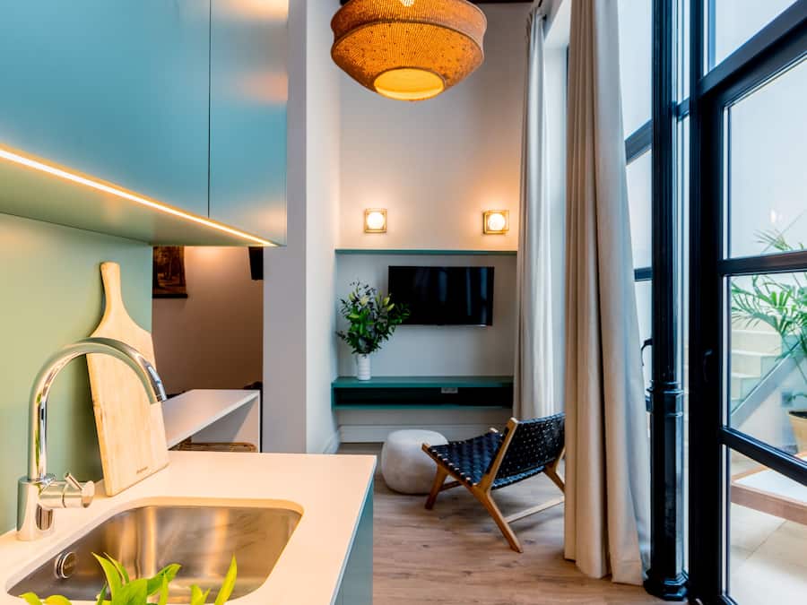 Frigobar, microondas, placa de cocina, cafetera expreso