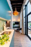 Apartment with Pool | Cucina privata | Macchina per caffè espresso, mini-frigorifero, microonde, piano cottura