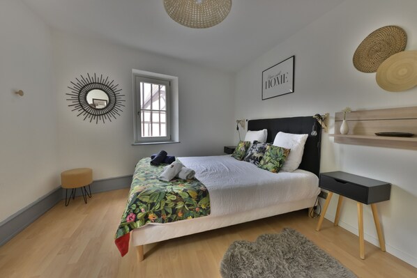 3 chambres, bureau, fer et planche à repasser, lit parapluie