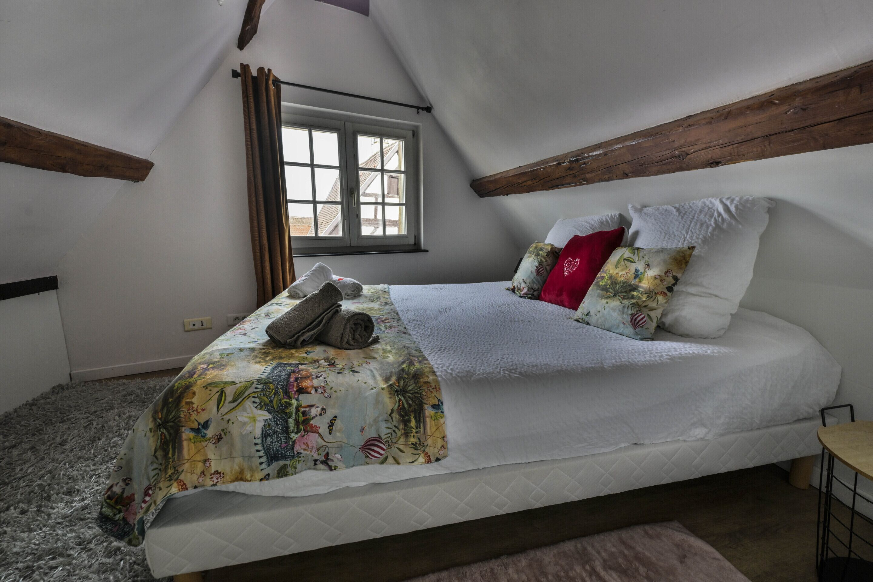 3 slaapkamers, een bureau, een strijkplank/strijkijzer, reisbedje