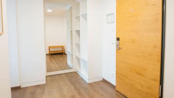 Familienapartment | Allergikerbettwaren, Minibar, Zimmersafe, Schreibtisch