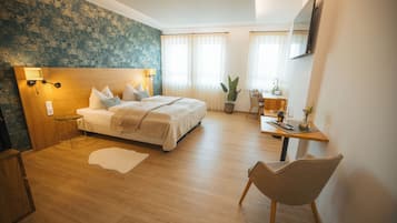 Comfort Double Room | Hypo-allergenic bedding, minibar, in-room safe, desk