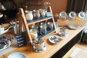 Buffet déjeuner servi tous les jours en supplément