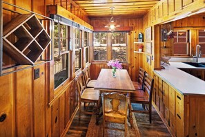 Dining - Rustic Lakefront! PET FRIENDLY!  Boat Dock! Pool Table! HOT TUB! (Big Bear Lake)