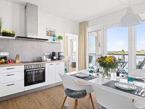 Kjøleskap, mikrobølgeovn, ovn og oppvaskmaskin