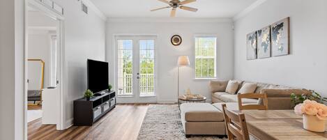 テレビ、DVD プレーヤー