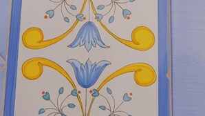 A tiled wall with a symmetrical floral pattern. - Agora Apartments Casetta Sorrentina (Sorrento)