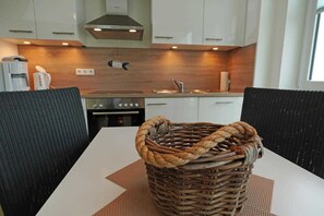 Kühlschrank, Mikrowelle, Ofen, Geschirrspüler