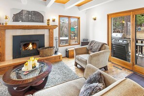 TV, lareira, pebolim, mesa de pingue-pongue