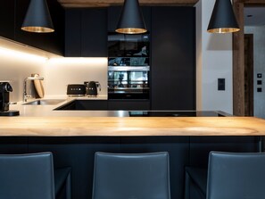 Fridge, dishwasher
