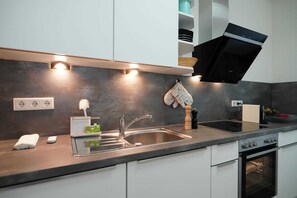 Kühlschrank, Mikrowelle, Ofen, Geschirrspüler
