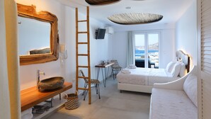 Suite, massasjebadekar | Safe på rommet, lydisolert, strykejern/-brett og wi-fi (inkludert)
