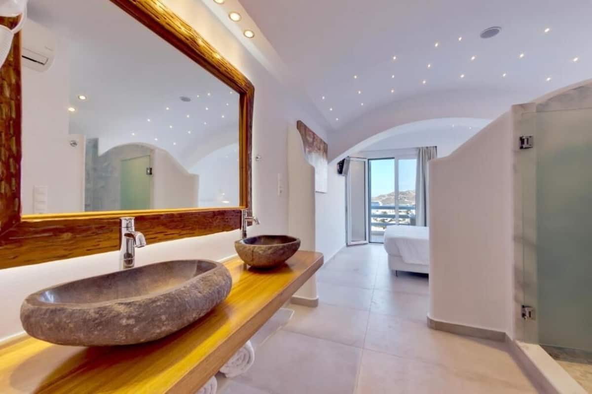 Grand suite, bubbelbad, uitzicht op zee | Badkamer | Een douche, gratis toiletartikelen, een haardroger, badjassen