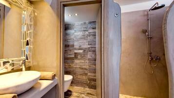 Suite majestueuse, baignoire à jets, vue sur la mer | Salle de bain | Douche, articles de toilette (gratuits), séchoir à cheveux, peignoirs