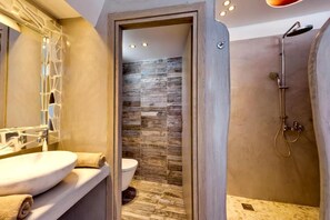 Grand-Suite, Whirlpool, Meerblick | Badezimmer | Dusche, kostenlose Toilettenartikel, Haartrockner, Bademäntel