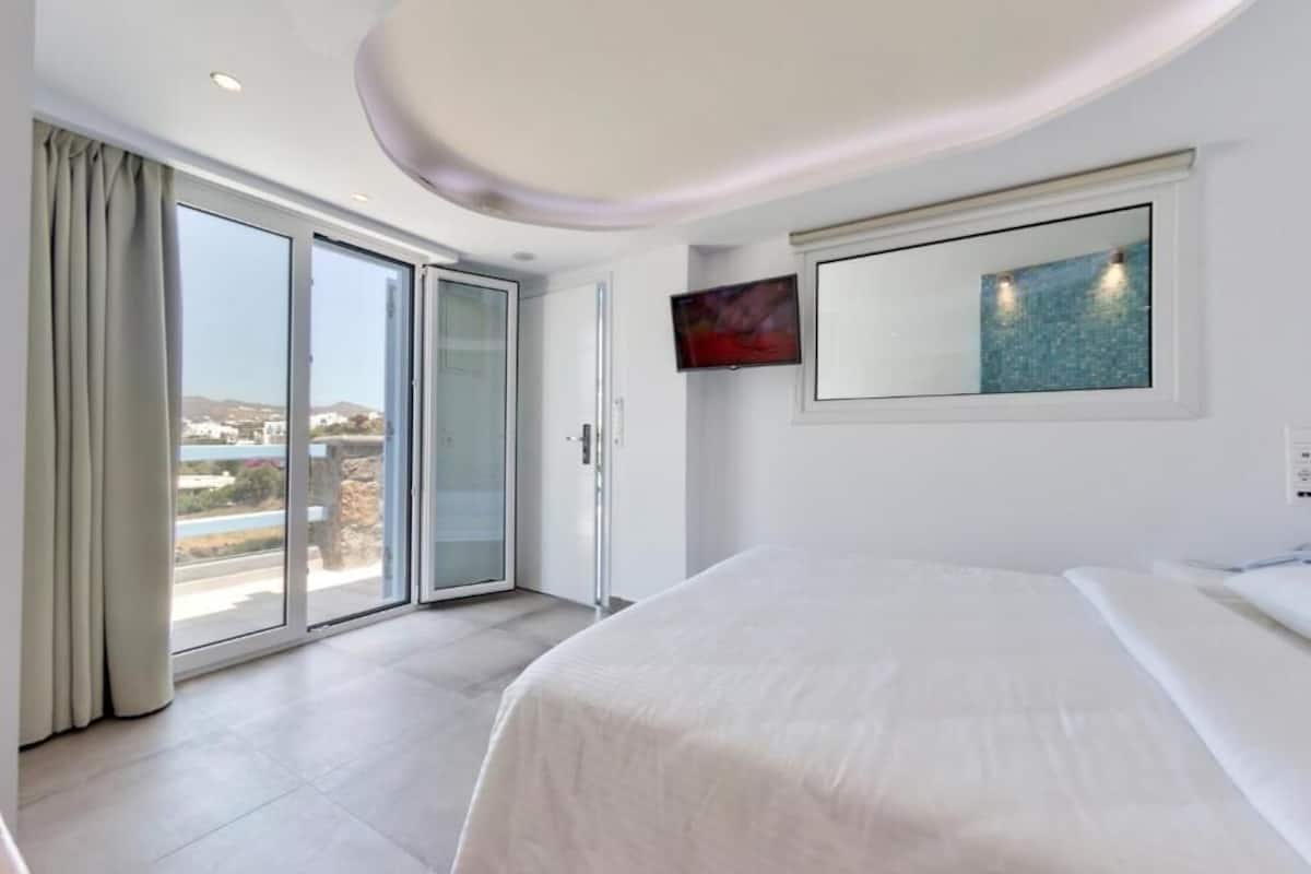 Junior suite, uitzicht op zee (Indoor Jetted Tub) | 1 slaapkamer, een kluis op de kamer, geluiddichte muren