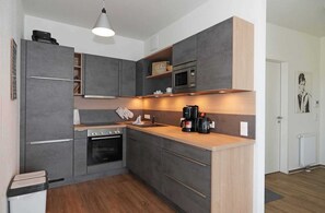 Kühlschrank, Mikrowelle, Ofen, Geschirrspüler
