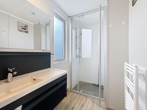 Bathroom - Luxury 2-Bedroom Mobile Home with Heated Pool Near Beach in Jullouville (Jullouville)