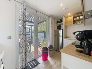 Kühlschrank, Mikrowelle, Herdplatte, Geschirrspüler