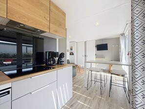 Mikrovågsugn, spishäll, diskmaskin och kaffe- och tebryggare